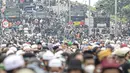 Massa aksi membubarkan diri usai terlibat bentrok dengan polisi di flyover Penggilingan, Jakarta, Kamis (24/6/2021). Sebelumnya, aparat kepolisian dengan simpatisan Rizieq Shihab terlibat bentrokan jelang sidang vonis perkara tes swab yang digelar di di PN Jakarta Timur. (Liputan6.com/Faizal Fanani)