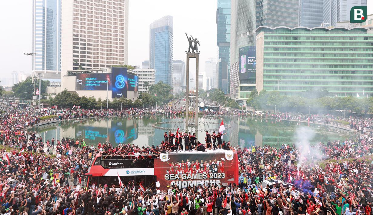 Bus yang ditumpangi Timnas Indonesia U-22 melewati Patung Selamat Datang saat pawai kontingen Indonesia untuk SEA Games 2023 yang bertajuk Kira87uara yang berlangsung di Jakarta, Jumat (19/05/2023). (Bola.com/M Iqbal Ichsan)