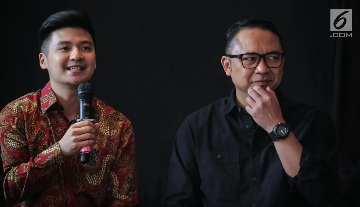 Youtuber Rius Vernandes (kiri) didampingi Dirut Garuda Indonesia I Gusti Ngurah Askhara Danadiputra memberikan keterangan pers terkait masalahnya dengan Garuda Indonesia, Jakarta, Jumat (19/7/2019). Laporan polisi atas Rius Vernandes resmi dicabut. (Liputan6.com/Faizal Fanani)