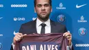 Mantan bek Juventus, Dani Alves, memegang jersey nomor 32 saat perkenalan dirinya sebagai pemain baru PSG di Stadion Parc des Princes, Paris, Rabu (12/7/2017). (EPA/Ian Langsdon)