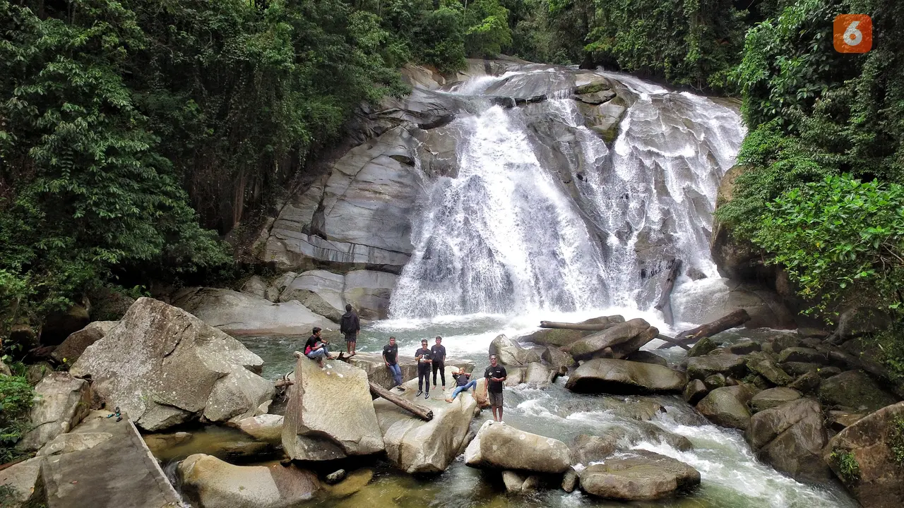 Dingin Pagi Sembari Menikmati Air Terjun Boroma yang Memukau di Kabgor (Arfandi Ibrahim/Liputan6.com)