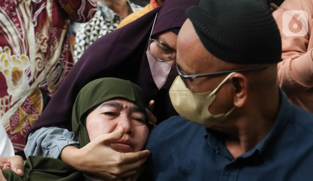 Reaksi keluarga  terdakwa kasus dugaan perintangan penyidikan pada kasus pembunuhan Brigadir Yosua, Irfan Widyanto usai sidang putusan di Pengadilan Negeri Jakarta Selatan, Jumat (24/2/2023).  AKP Irfan Widyanto divonis 10 bulan penjara dan denda sebesar Rp10 Juta oleh Majelis Hakim Pengadilan Negeri Jakarta Selatan. (Liputan6.com/Herman Zakharia)