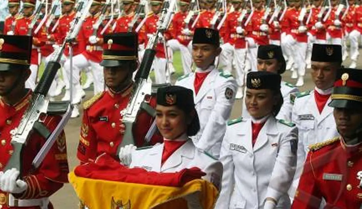 2011, Muvida Pratiwi Fallugah, siswi SMA Negeri 1 kwandang, Gorontalo dipercaya membawa baki bendera pusaka. Ia menerima bendera pusaka dari Presiden Susilo Bambang Yudhoyono di halaman Istana Merdeka, Jakarta. (penuh-tanda-tanya.blogspot.com)