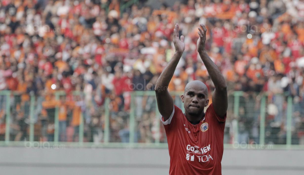 Striker Persija, Reinaldo, merayakan kemenangan Persija atas Persiba pada laga Liga 1 di Stadion Patriot, Bekasi, Jumat  (12/8/2017). Persija menang 2-0 atas Persiba. (Bola.com/M Iqbal Ichsan)