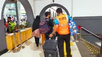 Seorang porter tengah membantu calon penumpang kereta api di Stasiun Senen, Jakarta. (Dok. KAI)