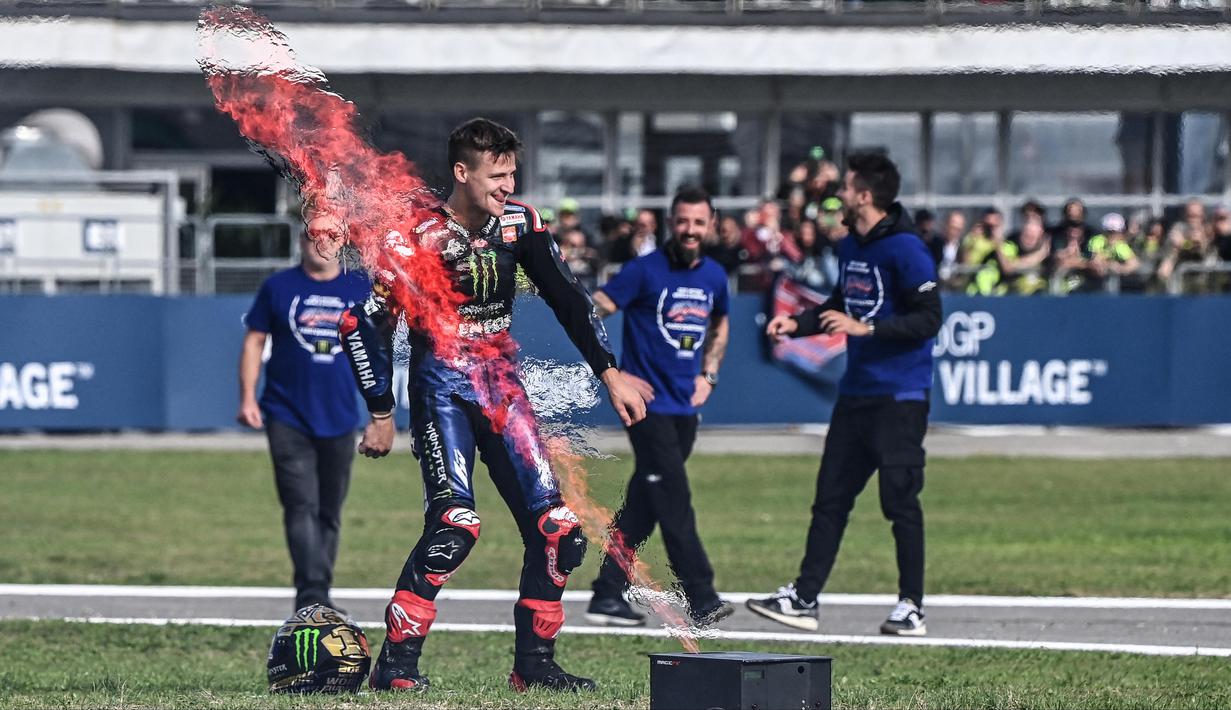 Fabio Quartararo yang memulai balapan dari posisi 15, berhasil menempati urutan keempat dan memastikan titel juara dunia MotoGP. (AFP/Andreas Solaro)