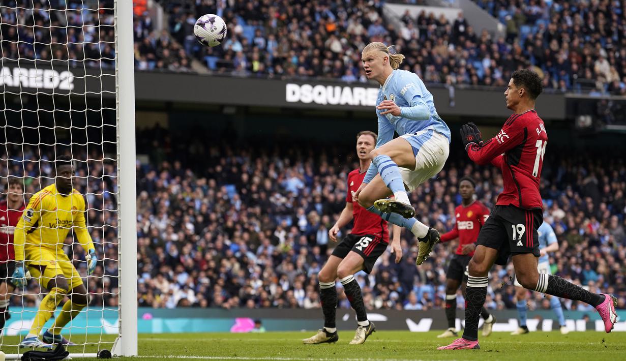 Pemain Manchester City, Erling Haaland gagal mencetak gol ke gawang Manchester United pada laga lanjutan Liga Inggris 2023/2024 di Etihad Stadium, Manchester, Inggris, Minggu (03/03/2024) WIB. (AP Photo/Dave Thompson)
