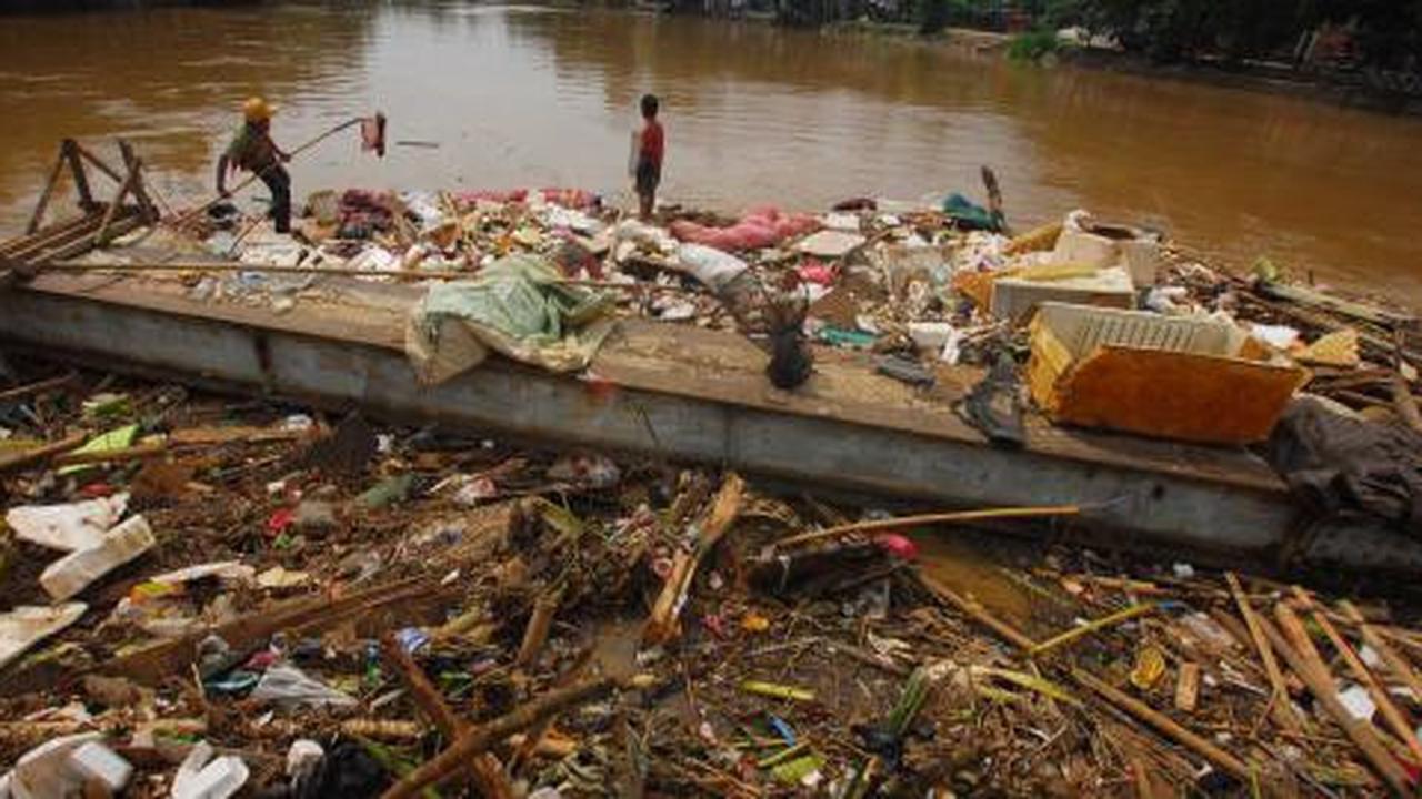 Usai banjir, sampah menggunung di Kanal Banjir Barat