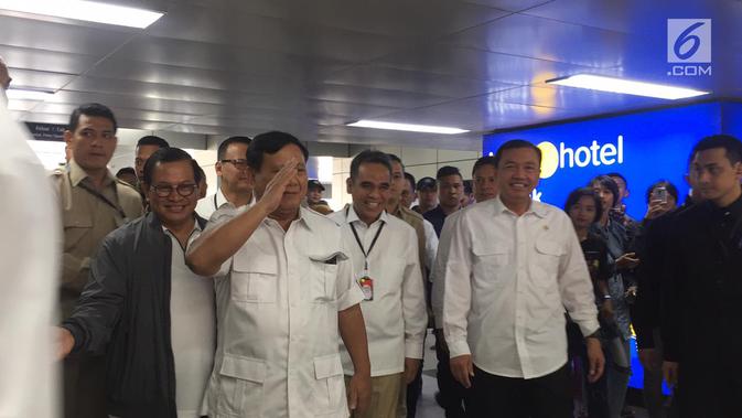 Ketua Umum Gerindra Prabowo Subianto tiba di Stasiun MRT Lebak Bulus, Jakarta, Sabtu (13/7/2019). Prabowo disambut Sekretaris Kabinet Pramono Anung hingga Ketua Tim Kampanye Nasional (TKN) Jokowi-Ma'ruf Erick Thohir. (Liputan6.com/Lizsa Egehem)