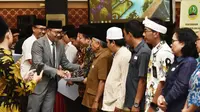 Gubernur Jawa Barat ,Ridwan Kamil menyerahkan Naskah Perjanjian Hibah Daerah (NPHD) bidang keagamaan tahun 2019 tahap pertama.