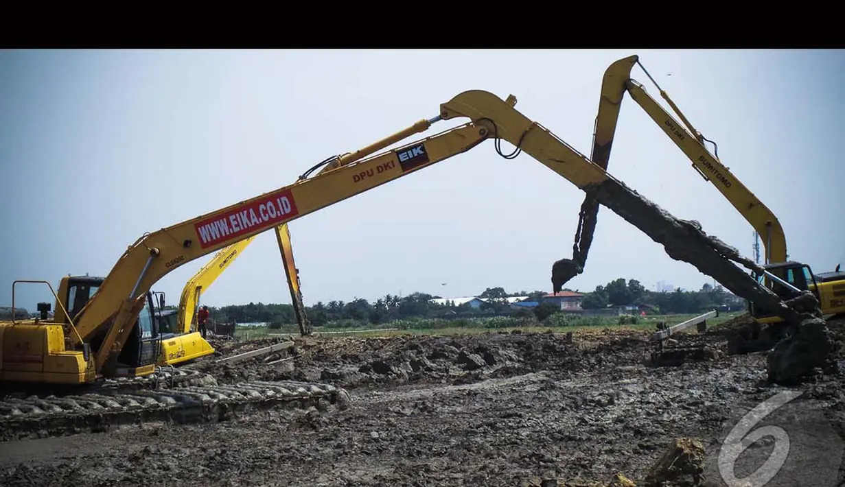 Alat-alat berat ekskavator amfibi melakukan pengerukan di waduk rawa kendal Marunda, Cilincing, Jakarta, Selasa (19/8/2014) (Liputan6.com/Faizal Fanani)