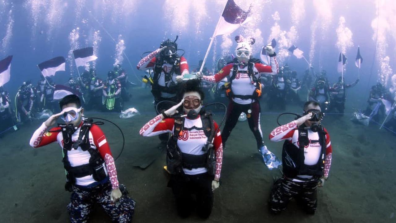 Spektakuler! Maluku Utara Gelar Upacara HUT ke-80 RI di Bawah Laut dengan 120 Penyelam