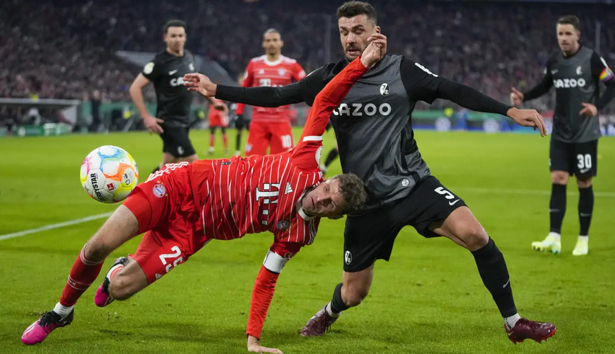 <p>Freiburg menyamakan kedudukan pada menit ke-27. Nicolas Hofler mencatatkan namanya di papan skor usai membobol gawang Bayern lewat sebuah tendangan jarak jauh. (AP Photo/Matthias Schrader)</p>