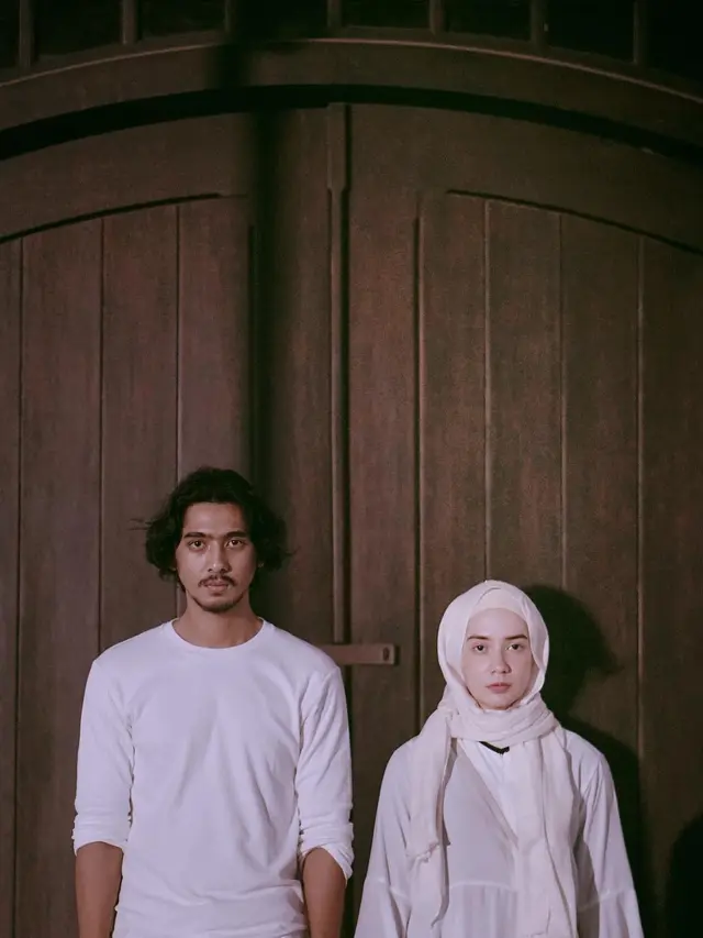 7 Gaya Arya Saloka Saat Masih Gondrong, Disebut Netizen Mirip Duta Sheila On 7