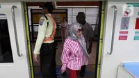 Kemudian Stasiun Dukuh Atas Jakarta menuju Stasiun Jatimulya Bekasi dan sebaliknya. (Liputan6.com/Herman Zakharia)