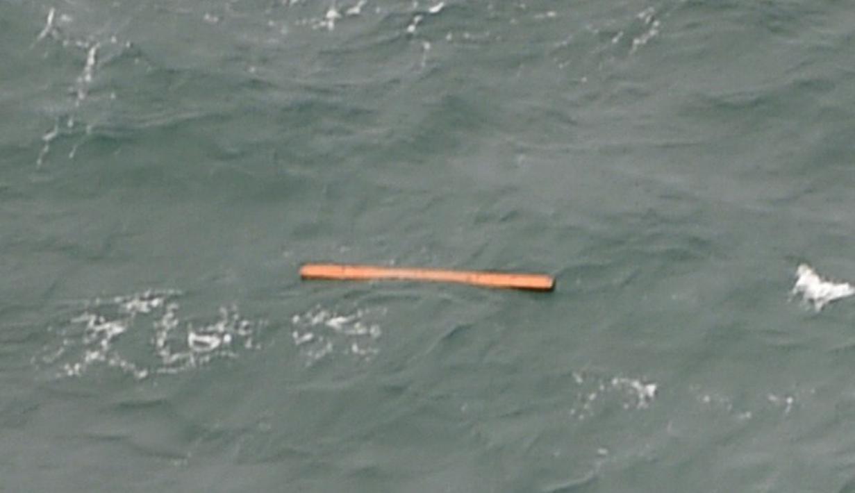 Sebuah benda diduga serpihan badan pesawat ditemukan di sekitar Pulau Tujuh di Kepulauan Bangka Belitung, Selasa (30/12/2014). (AFP PHOTO/Bay ISMOYO)