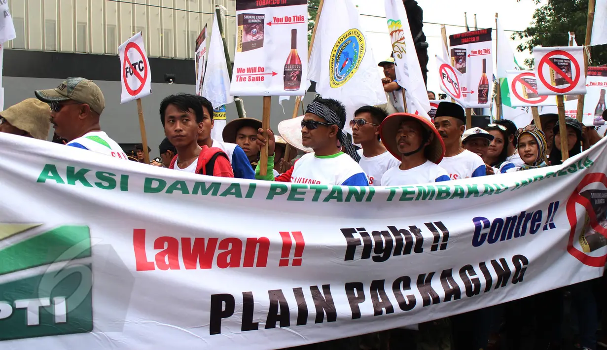 Ratusan petani yang tergabung dalam APTI membentangkan spanduk saat unjuk rasa di depan Kedutaan Besar Prancis, Jakarta, Selasa (9/6/2015). Dalam aksinya mereka meminta pemerintah Perancis tidak mendiskriminasikan tembakau.  (Liputan6.com/Johan Tallo)