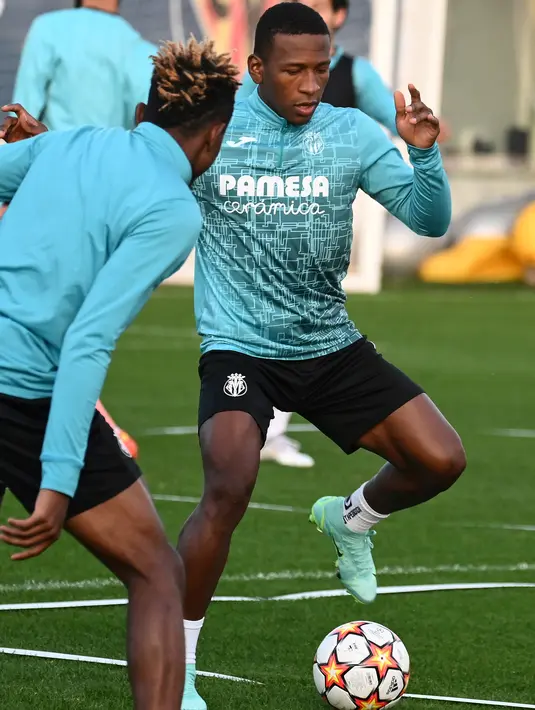 Bek Villarreal, Pervis Estupinan mengikuti sesi latihan di Ciudad deportiva Villarreal di Vila-Real menjelang laga Liga Champions, Senin (1/11/2021). Villarreal akan menjamu Young Boys pada matchday 4 Grup F Liga Champions 2021/22, Rabu (3/11) WIB di Estadio de la Ceramica (JOSE JORDAN / AFP)