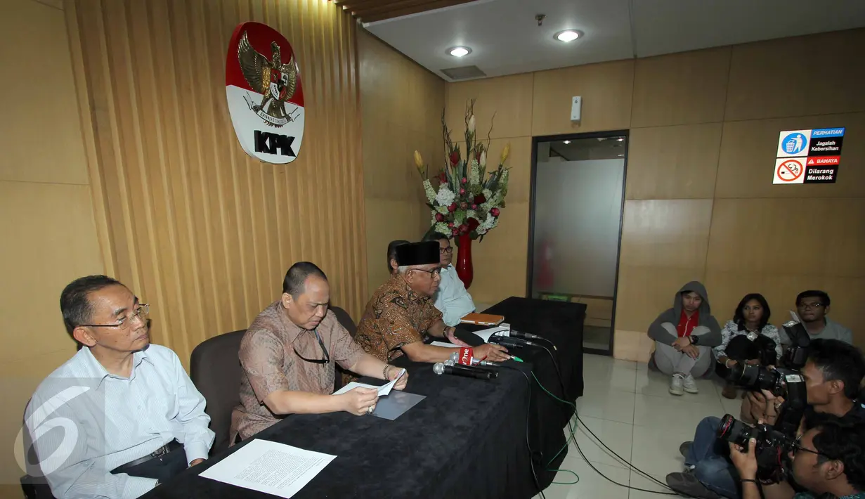 Ketua KPK sementara Taufiequrachman Ruki membantah tuduhan penistaan agama oleh Suryadharma Ali, Jakarta, Selasa (23/6/2015). Menurut Ruki tuduhan SDA tidak sesuai dengan fakta di lapangan. (Liputan6.com/Helmi Afandi)