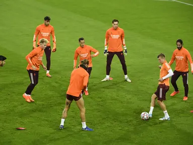 Para pemain Real Madrid saat mengikuti latihan tim di Borussia-Park, Jerman (26/10/2020). Real Madrid akan bertanding melawan Borussia Moenchengladbach pada grup B Liga Champions. (AFP/Ina Fassbender)