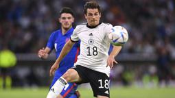 Jerman memulai pertandingan dengan lebih baik dan dominan. Sementara itu, performa Inggris tak lantas membaik dari laga sebelumnya. Pasukan Gareth Southgate bahkan harus tertinggal satu angka terlebih dahulu pada menit ke-23. Untungnya, gol dari Hofmann (kanan) dianulir wasit karena offside usai mengkonfirmasi keputusan tersebut lewat VAR. (AP/Markus Ulmer)