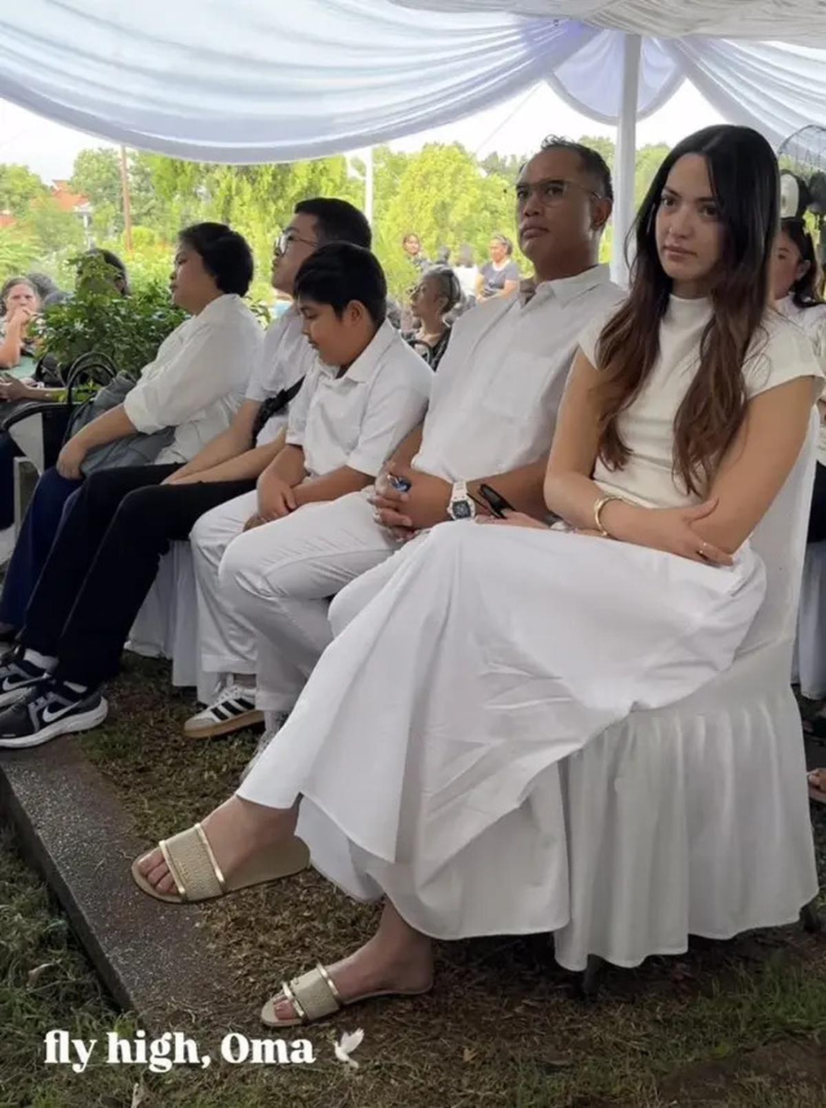 6 Potret Tampilan Sederhana Nia Ramadhani di Rumah Duka hingga Pemakaman Nenek Tercinta