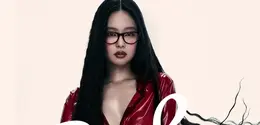 Dalam kampanye terbarunya, Jennie BLACKPINK tampil begitu kuat dengan balutan outfit serba merah yang dramatis. [@rayban].