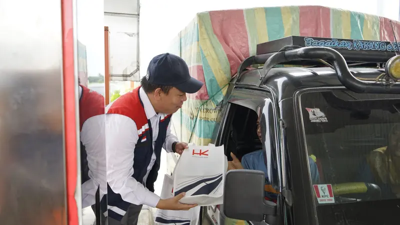 Harai Pelanggan Nasional, PT Hutama Karya (Persero) membagikan ribuan cenderamata secara gratis kepada pengguna jalan tol di Jalan Tol Trans Sumatera (JTTS)