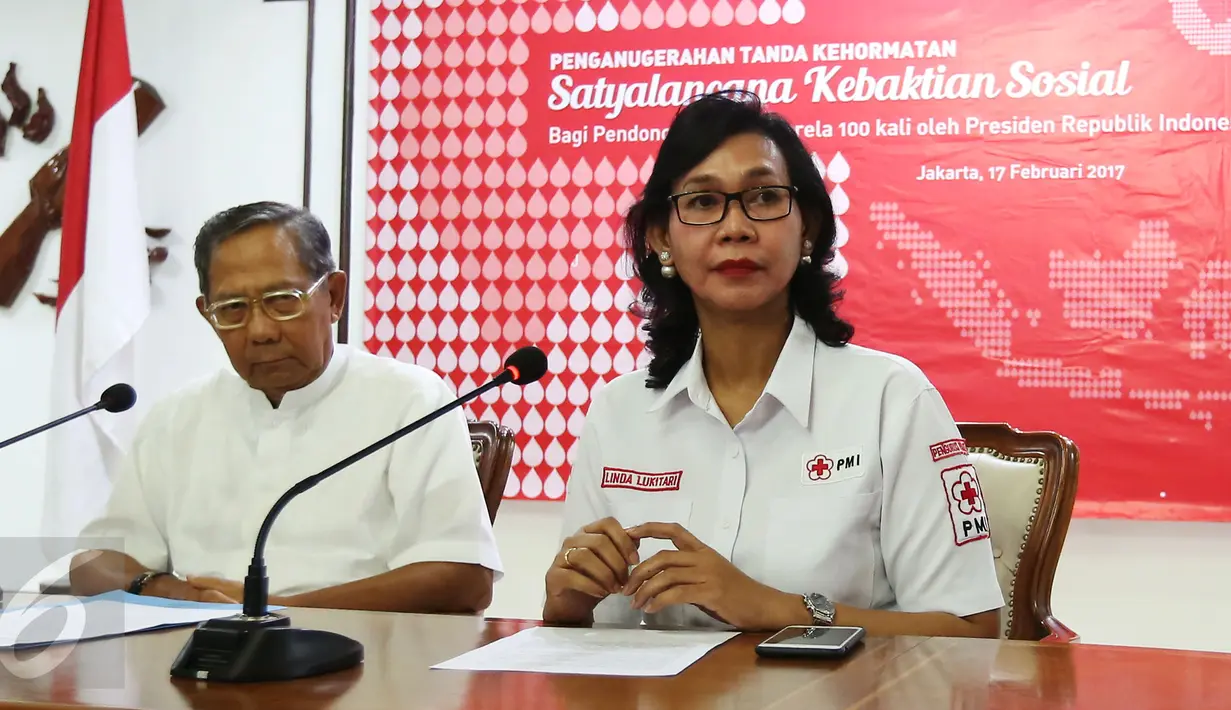 Linda Lukitari Waseso (kanan) saat mengelar jumpa pers di Jakarta, Jumat (17/2). Selain itu PMI juga mengusung pentingnya perlindungan bagi petugas kemanusian dengan mengawali RUU kepalangmerahan yang tengah dibahas di DPR. (Liputan6.com/Angga Yuniar)