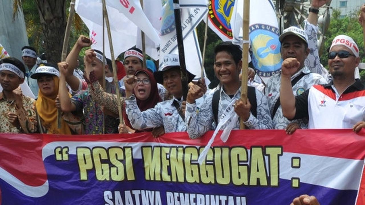 Tuntut jadi PNS, ratusan guru demo di depan Istana Negara