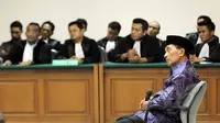 Tersangka kasus korupsi migas, Fuad Amin Imron menjalani sidang putusan sela di Pengadilan Tipikor, Jakarta, Senin (25/5/2015). Fuad terlibat kasus dugaan suap jual beli pasokan gas alam di Gresik dan Gili Timur, Bangkalan. (Liputan6.com/Helmi Afandi)