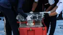 Petugas KNKT meletakkan Black box pesawat Sriwijaya Air SJ 182 yang jatuh di Kepulauan Seribu di Dermaga JICT, Jakarta, Selasa (12/1/2021). Black box yang terdiri dari dua kombinasi perangkat yaitu CVR atau percakapan dalam kokpit pesawat dan FDR atau rekaman data penerbangan. (Liputan6.com/Johan Ta