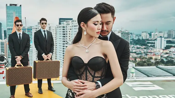 [Bintang] Berpose Bak Bangsawan, Gaya Prewedding Syahnaz Sadiqah-Jeje Govinda di Helipad Ini Super Glamor