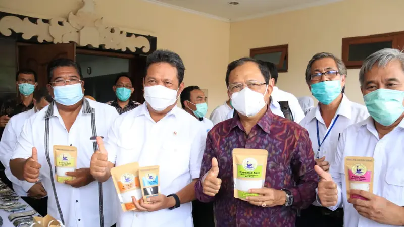 Menteri KKP Bersama Gubernur Bali dan Petani Garam Bali