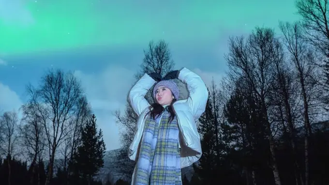 Gaya Layering Outfit Musim Dingin ala Febby Rastanty di Norway, Tampil Stylish Saat Menyaksikan Aurora