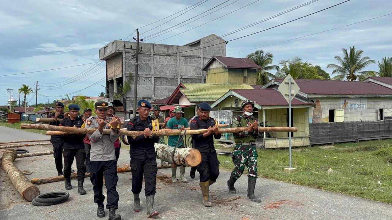 TNI-Polri Bangun Jembatan Darurat di Aceh Singkil Bersama Warga