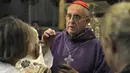 Bergoglio terpilih sebagai paus dalam pemungutan suara kelima dan memilih nama Fransiskus, terinspirasi dari Santo Fransiskus dari Assisi yang dikenal karena kesederhanaan dan kepeduliannya terhadap kaum miskin. Tampak dalam foto, Uskup Agung Argentina Jorge Bergoglio saat misa Rabu Abu, saat Pekan Suci dan menjelang Paskah, pada 13 Februari 2013 di Katedral Metropolitan di Buenos Aires, Argentina. (JUAN MABROMATA/AFP)