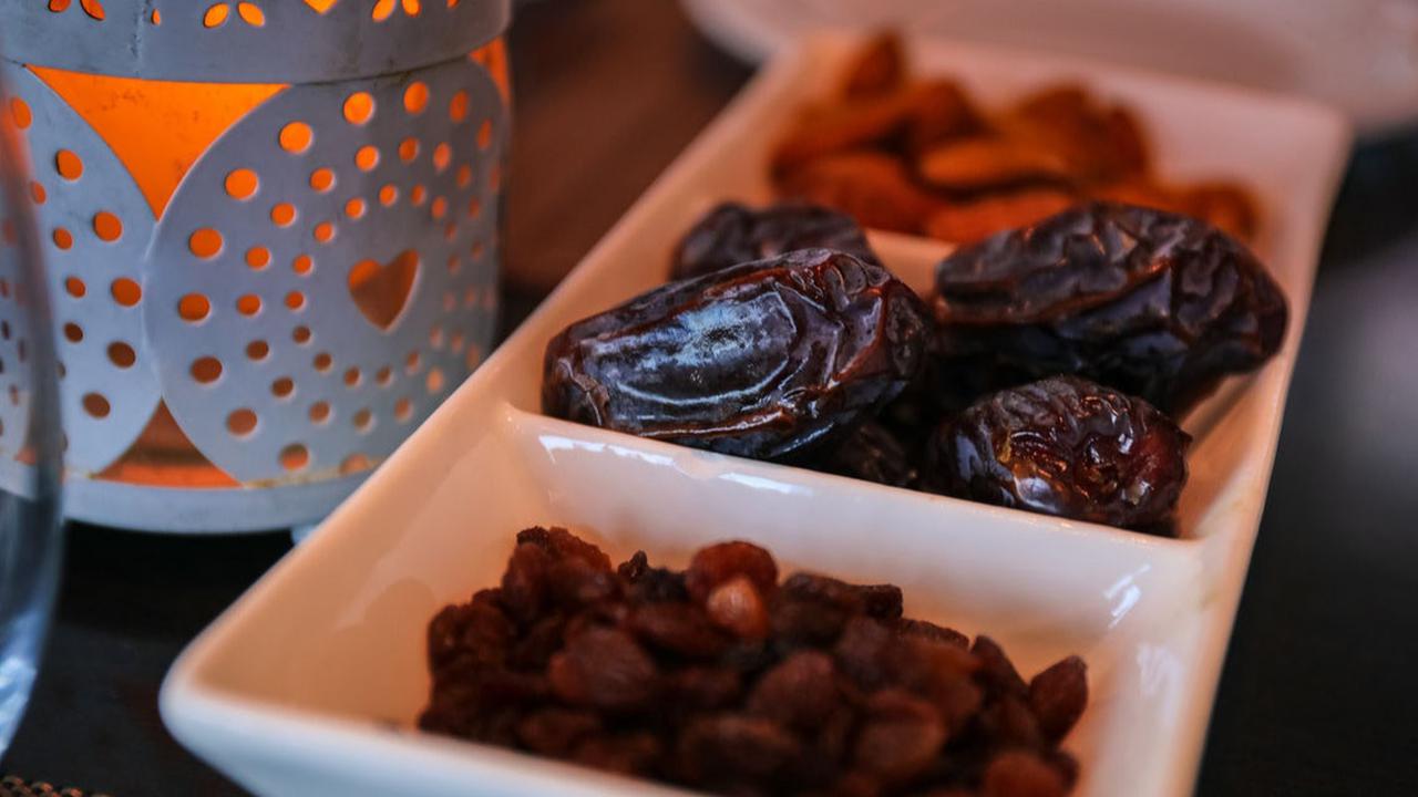 Kebiasaan Rasulullah SAW Saat Berbuka Puasa, Berbuka dengan Makanan Manis