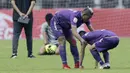 Gelandang Persita Tangerang, Muhammad Toha, mengangkat rekannya usai ditaklukkan Kalteng Putra pada laga Liga 2 di Stadion Pakansari, Jawa Barat, Selasa (4/12). Kalteng menang 2-0 atas Persita. (Bola.com/M. Iqbal Ichsan)