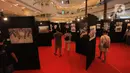 Pengunjung melihat foto-foto yang dipamerkan dalam pameran foto jurnalistik Indonesia Tangguh Indonesia Tumbuh, di Mal Central Park, Jakarta Barat, kamis (12/8/2021). Pameran ini merupakan rangkaian dalam memperingati bulan kemerdekaan oleh Istana Kepresidenan. (Liputan6.com/Angga Yuniar)