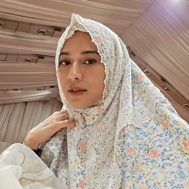 Potret Bare Face Dian Sastrowardoyo, Nagita Slavina, hingga Marcella Zalianty Saat Sholat Ied yang Terlihat Adem di Hari Raya