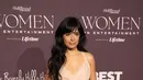 Pelantun lagu Havana ini memilih gaun sebetis dengan detail kerutan di bagian depan dan aksen kepang di bagian samping. (AP Photo/Chris Pizzello)