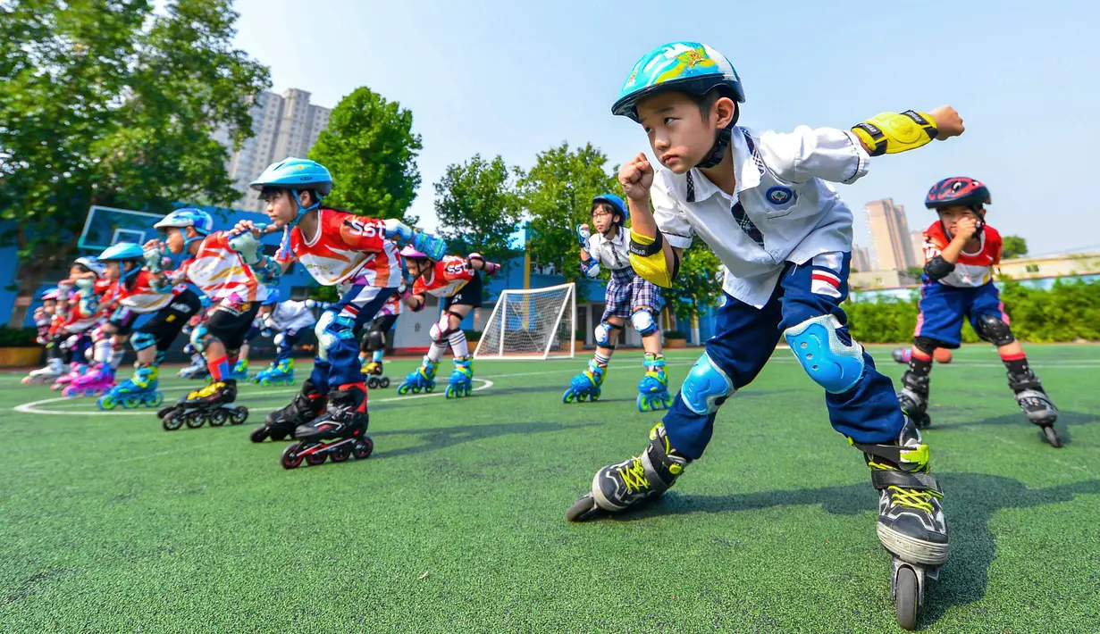 Para murid berlatih olahraga sepatu roda di sebuah sekolah dasar di Handan, Provinsi Hebei, China utara, pada 9 Agustus 2020. (Xinhua/Wang Xiao)