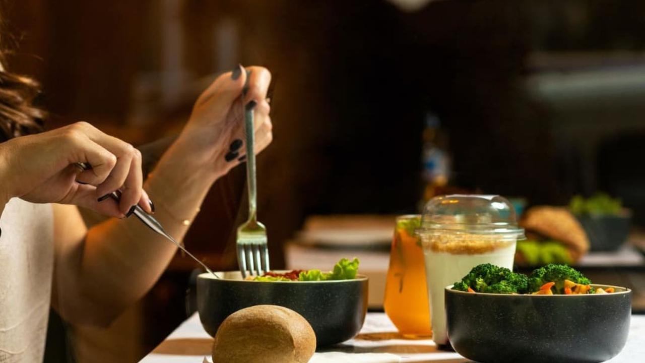 5 Perubahan Pola Makan dan Minum yang Perlu Dilakukan untuk Membantu Tidur Lebih Cepat dan Nyenyak