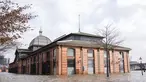 Pasar ikan terendam air banjir setelah badai di Hamburg, Jerman, Minggu (30/1/2022).Badai musim dingin yang kuat melanda Eropa utara selama akhir pekan. (Daniel Bockwoldt/dpa via AP)