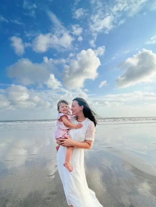 Inspirasi OOTD ke pantai, Asmirandah tampil mengenakan dress putih dengan detail tile di bagian lengan.  (Instagram/asmirandah89).