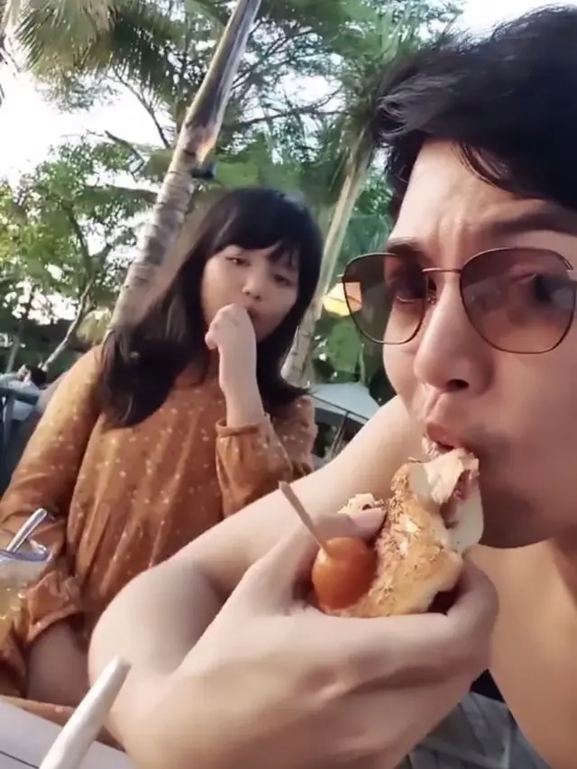 7 Potret Kebersamaan Nicky Tirta dan Putri Semata Wayangnya Liburan ke Bali