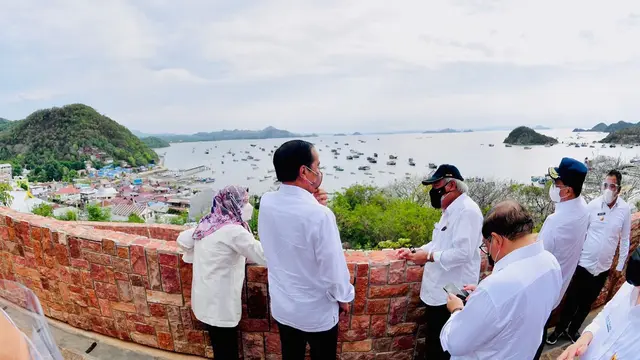 Presiden Joko Widodo (Jokowi) meresmikan Puncak Waringin dan Goa Batu Cermin sebagai dua dari sekian banyak spot pariwisata unggulan di Labuan Bajo. (Dok Kementerian PUPR)
