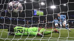 Pemain Manchester City, Erling Haaland mencetak gol pertama timnya ke gawang RB Leipzig pada laga leg kedua 16 Besar Liga Champions 2022/2023 di Etihad Stadium, Manchester, Rabu (15/03/2023). The Cityzens berhasil melaju ke babak perempat final setelah berhasil menang dengan skor 7-0. (AP Photo/Dave Thompson)