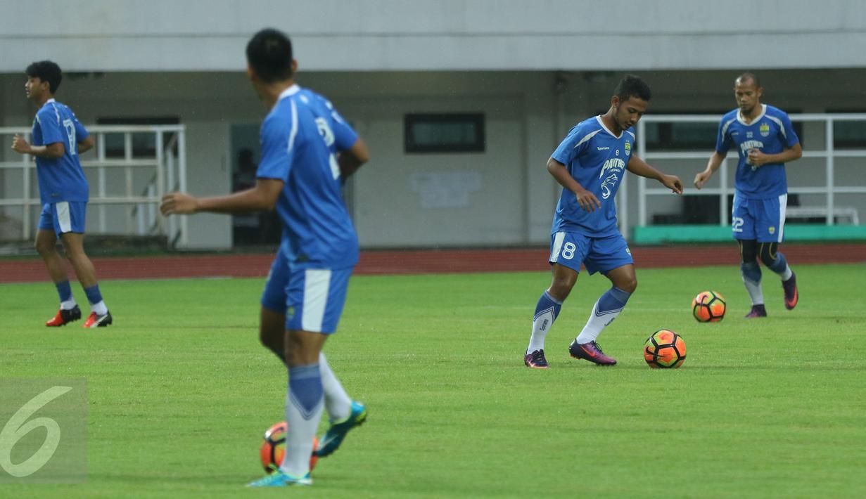 Pemain tengah Persib saat mengikuti latihan jelang laga perebutan tempat ketiga Piala Presiden 2017 di Stadion Pakansari, Kab Bogor, Jumat (10/3). Persib akan melawan Semen Padang, Sabtu (11/3). (Liputan6.com/Helmi Fithriansyah)